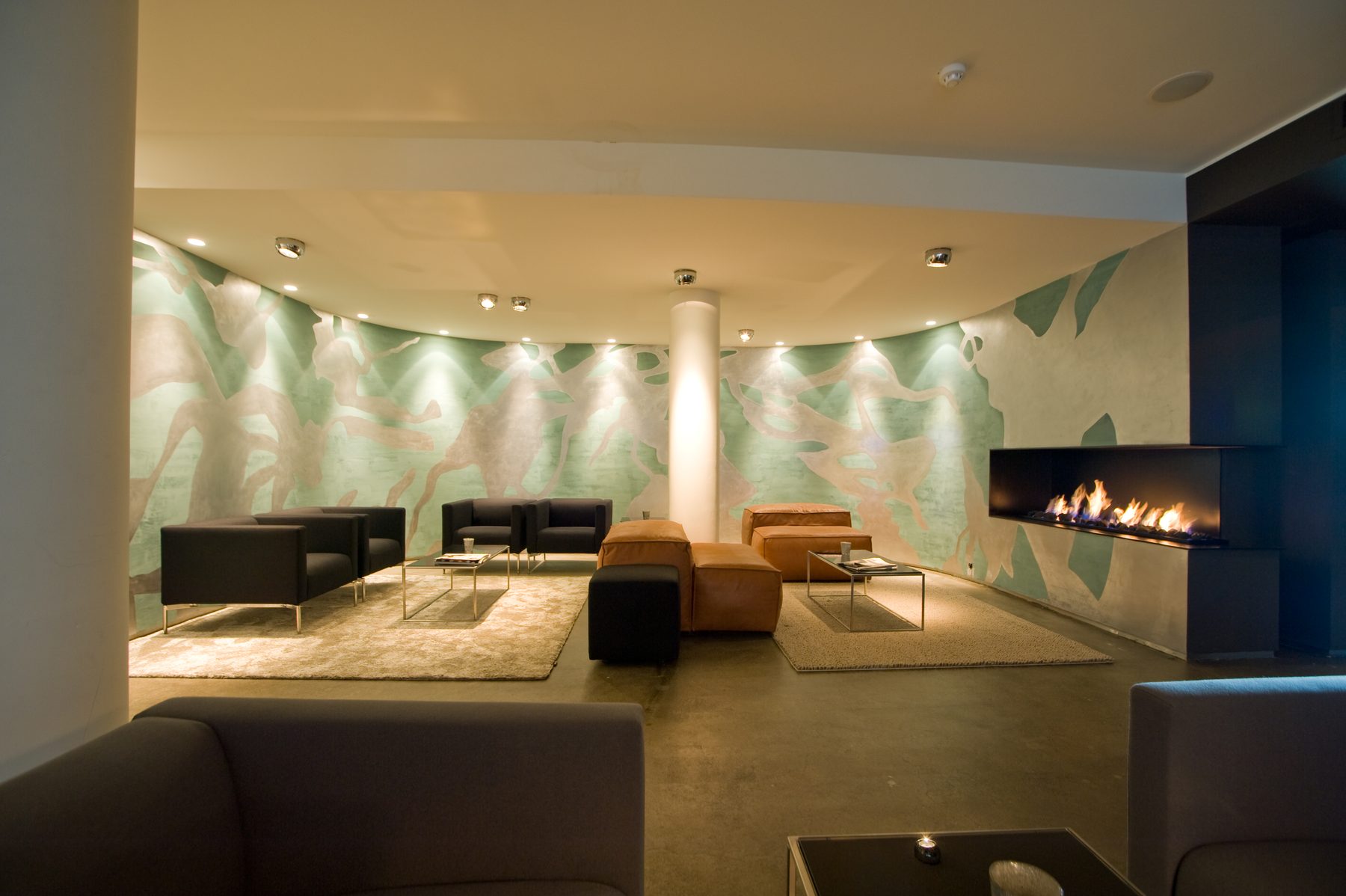 Gerenoveerde lounge met haard van hotel Elzenduin, Ter Heijde aan Zee
