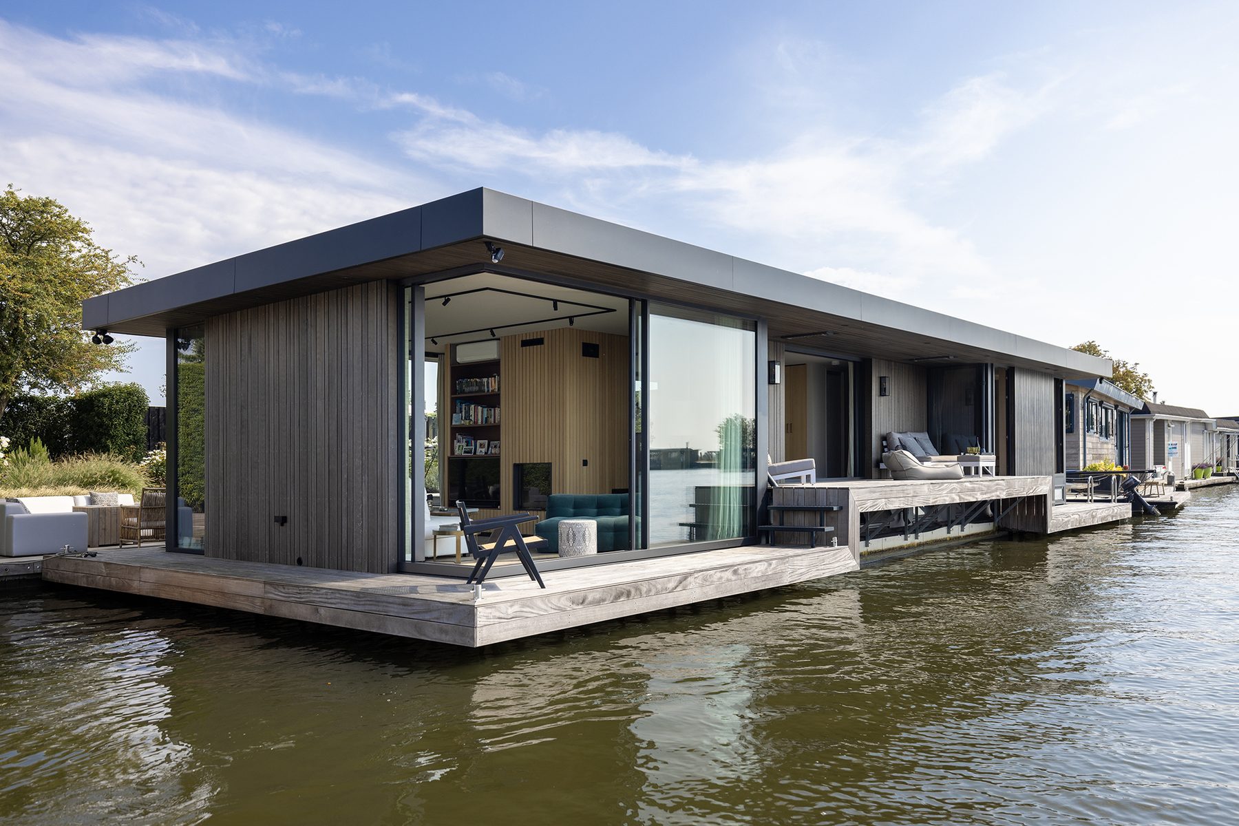 Moderne woonark aan de Vecht bij Weesp, gezien vanaf het water
